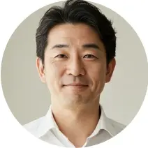 白いカッターシャツを着た納得顔の30代男性の写真